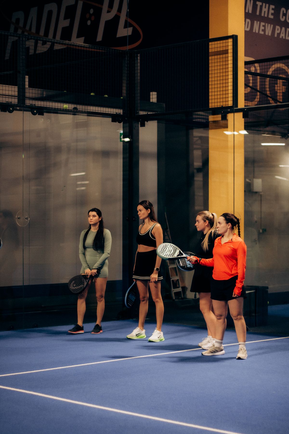 Vier padelspeelsters samen op de padelbaan