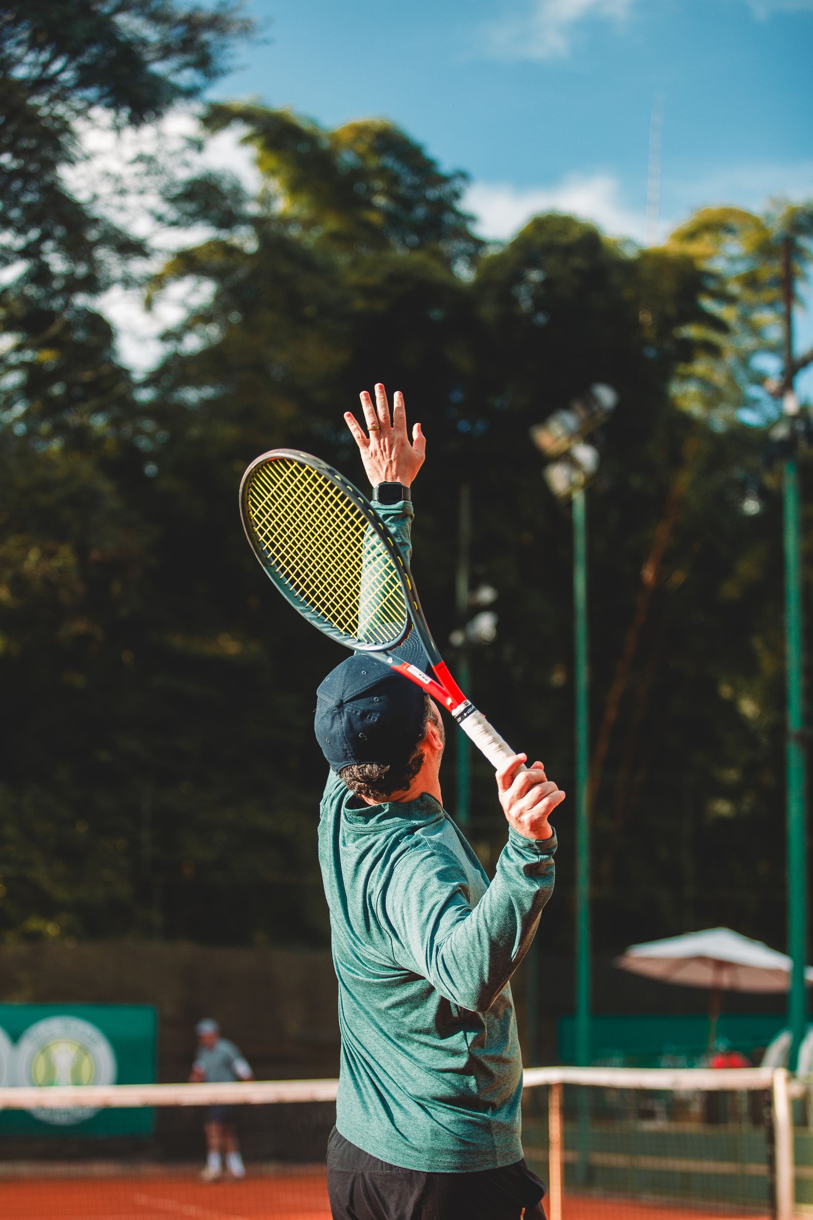 Tennisser in actie op een buitenbaan